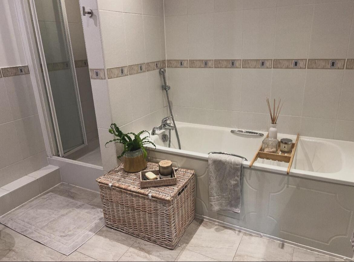 Apartment Luxury 2 Bedroom Penthouse In The Of Dreaming Spires, Walking Distance To Hospitals